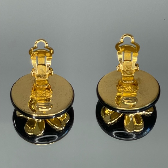 CHANEL Clover Motif Gold Tone Clip On Earrings With The Box - Picture 5 of 9
